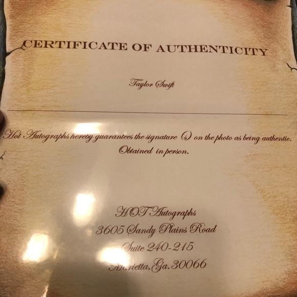 Taylor swift signed with COA 🖊 - Picture 4 of 5